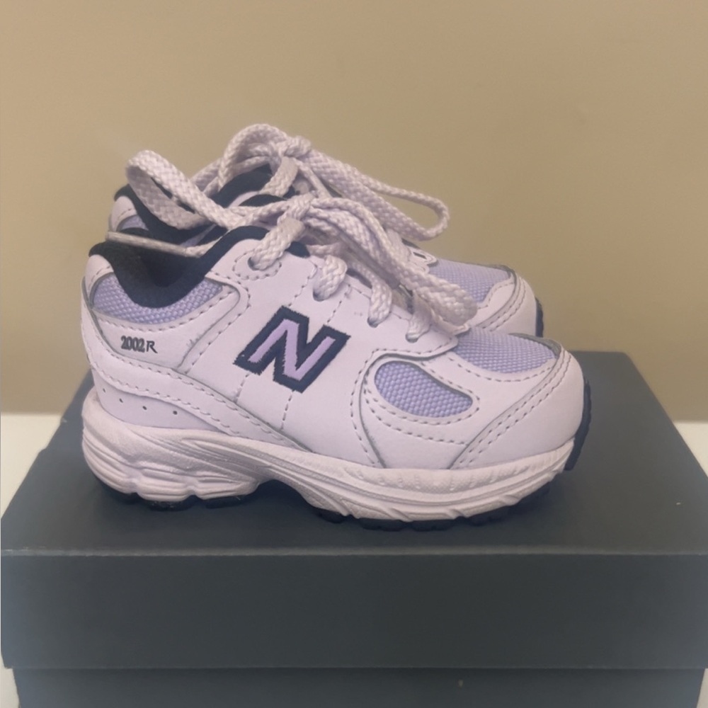 New Balance Kids' White and Purple Sneakers 
Infant size 4c